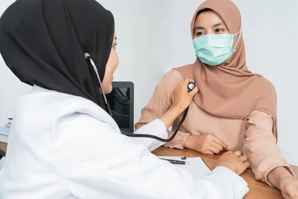 Muslim doctor escuchar paciente latido del corazón —  Fotos de Stock