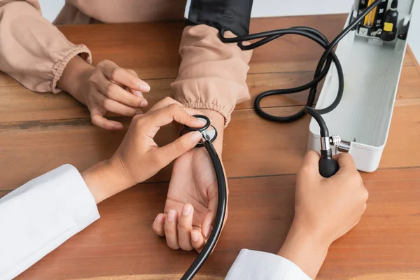 Mãos verificando a pressão arterial — Fotografia de Stock