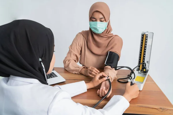 Muzułmański pacjent podczas badania lekarskiego — Zdjęcie stockowe