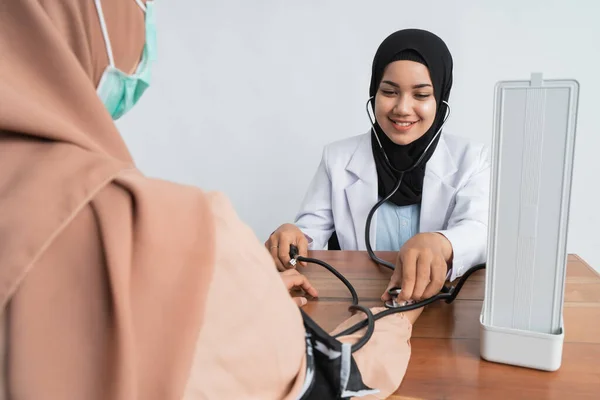 Kobieta muzułmanin zrobić test ciśnienia krwi — Zdjęcie stockowe