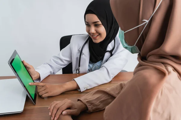 Мусульманський лікар пояснює своєму пацієнту — стокове фото