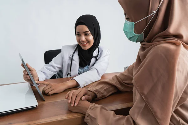 Mujer hijab consulta con médico especialista —  Fotos de Stock