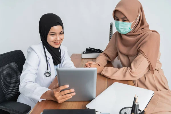 Paciente musulmán durante el control médico —  Fotos de Stock