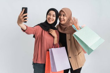 Kadın cep telefonu kullanarak kendi portresini çekiyor