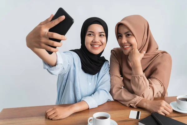 Dois amigos muçulmanos tomando selfie — Fotografia de Stock