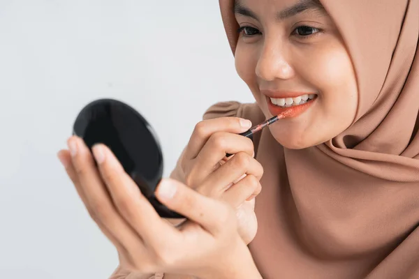 Woman applying lip gloss — Stock Photo, Image