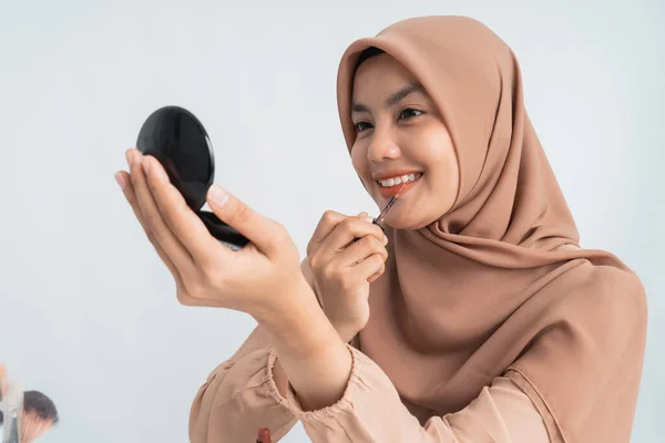 Muslimská žena žádá make-up — Stock fotografie