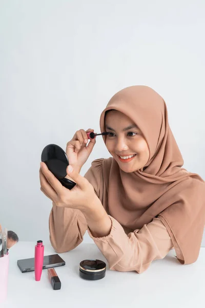 Muslim woman with hijab applying mascara — Stock Photo, Image