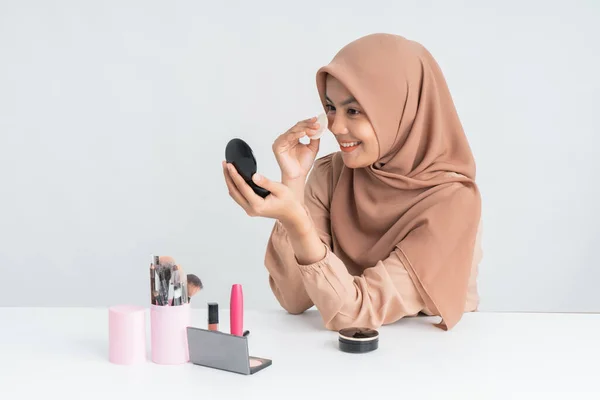 Muslimská žena žádá make-up — Stock fotografie