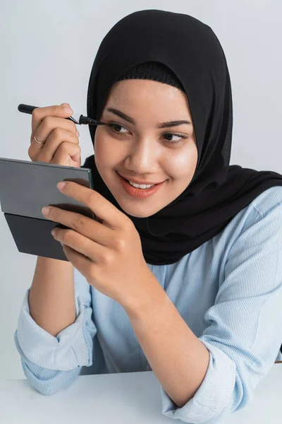 Muslimsk kvinna med hijab applicera mascara — Stockfoto