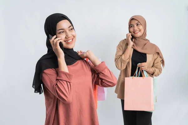 Muçulmano jovem mulher de compras fazer um telefonema — Fotografia de Stock