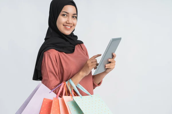 Mulher muçulmana compras segurando tablet — Fotografia de Stock