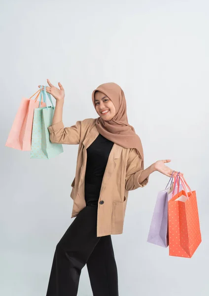 Müslüman kadın bir sürü alışveriş çantası tutuyor. — Stok fotoğraf