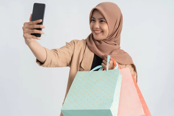Selfie moslim vrouw terwijl het houden van boodschappentas — Stockfoto
