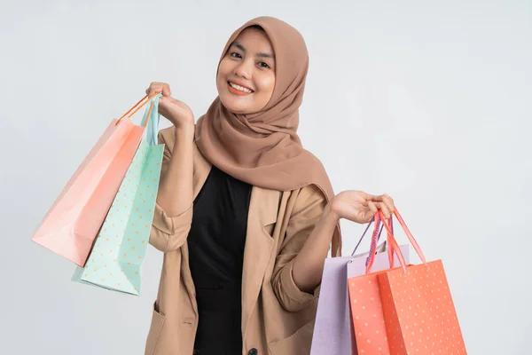 Muszlim nő vásárlás holding papír zsák — Stock Fotó