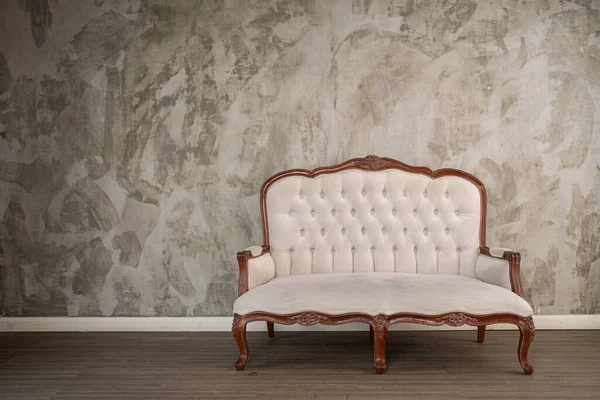 Vintage crèmekleurige luxe fauteuil geïsoleerd met knippad — Stockfoto