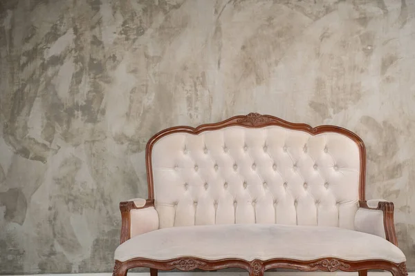 Klassische Holzstühle mit bequemen cremefarbenen Sesseln — Stockfoto