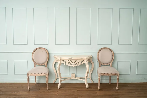 Meja gaya antik dan kursi di dinding hijau muda — Stok Foto