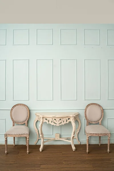 Kursi antik dan meja kayu berukir klasik dengan latar belakang hijau — Stok Foto