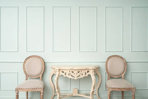 Stół i krzesło w stylu vintage na jasnozielonej ścianie — Zdjęcie stockowe