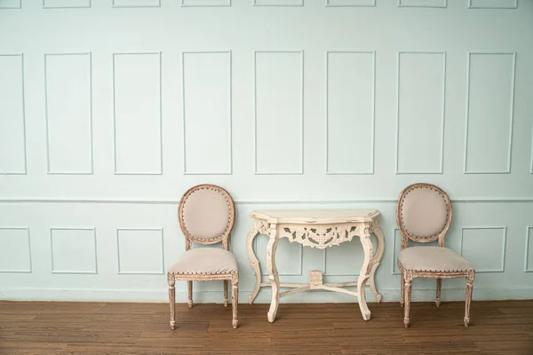 Vintage siedzenia i klasyczne rzeźbione drewniany stół na zielonym tle — Zdjęcie stockowe
