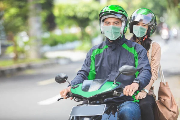 Motorista de táxi motocicleta comercial levando seu passageiro para ela de — Fotografia de Stock