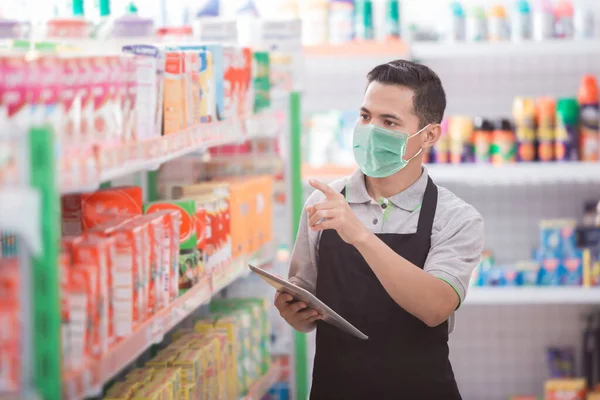 Male shopkeeper working in a grocery store — Stock Photo, Image