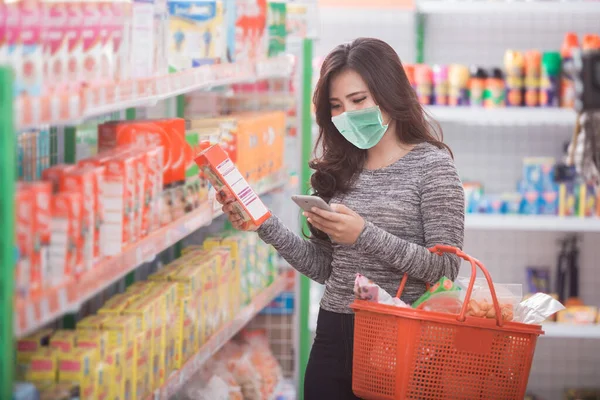 Asiático mulher compras no supermercado — Fotografia de Stock