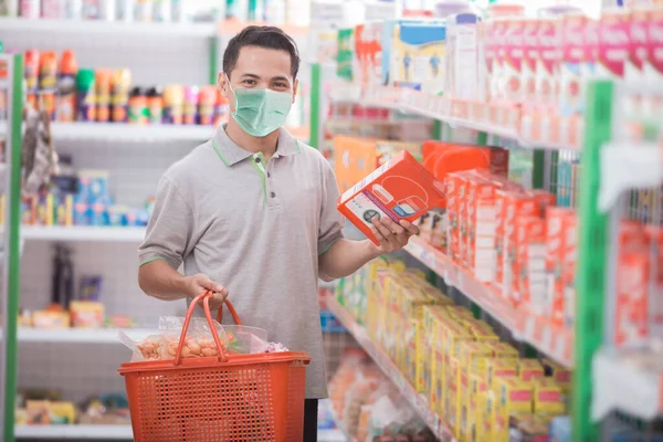 Asiático homem no supermercado — Fotografia de Stock