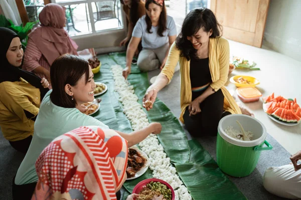 Wanita asia pertemuan sosial di rumah makan siang — Stok Foto