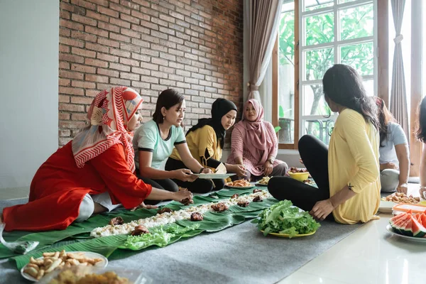 Femme préparation pour le dîner avec un ami à la maison — Photo