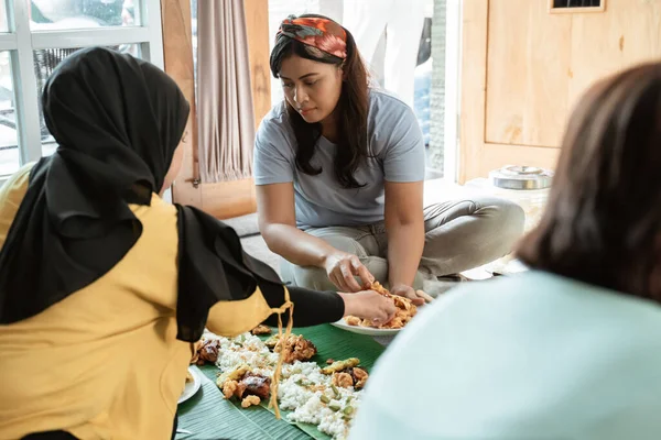 Wanita dengan teman mempersiapkan beberapa makanan untuk makan malam — Stok Foto