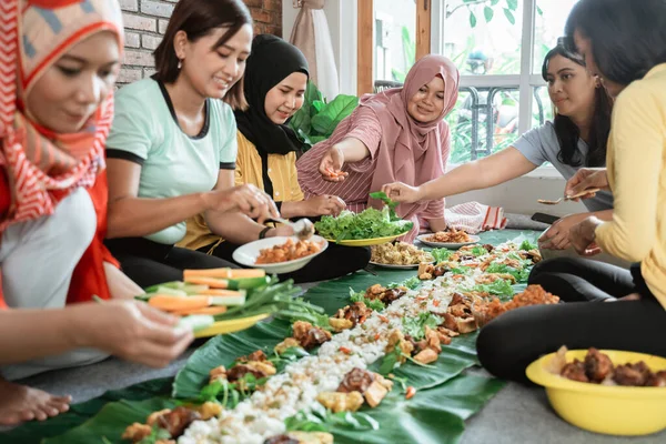 Wanita asia pertemuan sosial di rumah makan siang — Stok Foto