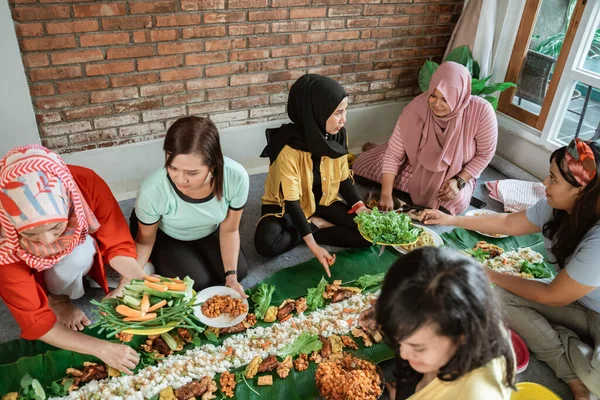 Wanita persiapan untuk makan malam dengan teman di rumah — Stok Foto