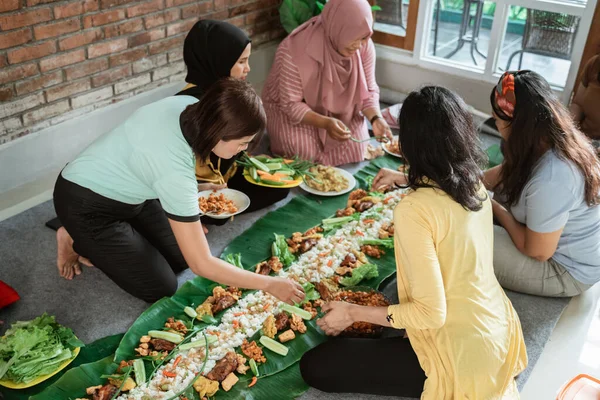 Wanita persiapan untuk makan malam dengan teman di rumah — Stok Foto