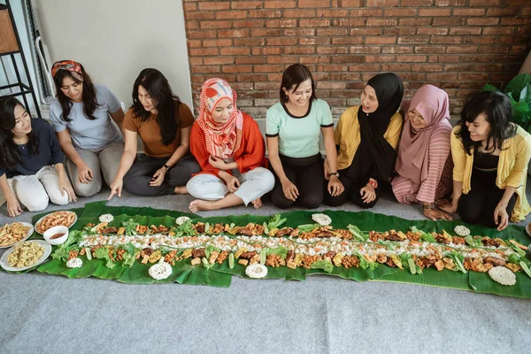 Makan siang dalam tradisi kembulan di rumah — Stok Foto