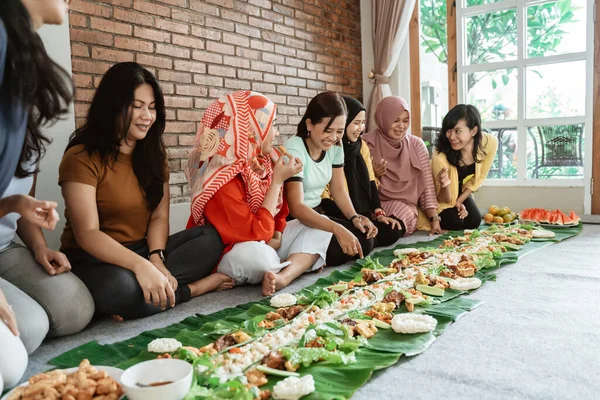 Makan siang dalam tradisi kembulan di rumah — Stok Foto