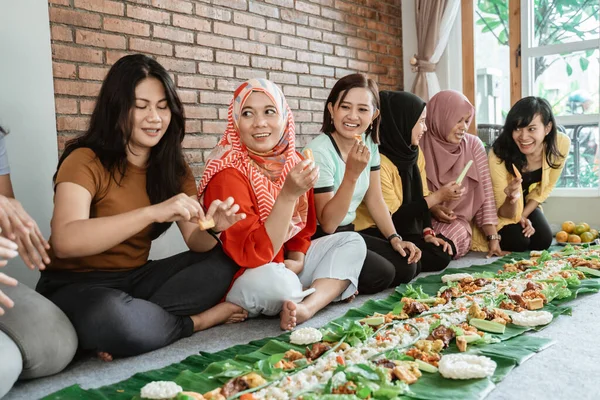 Wanita asia pertemuan sosial di rumah makan siang — Stok Foto