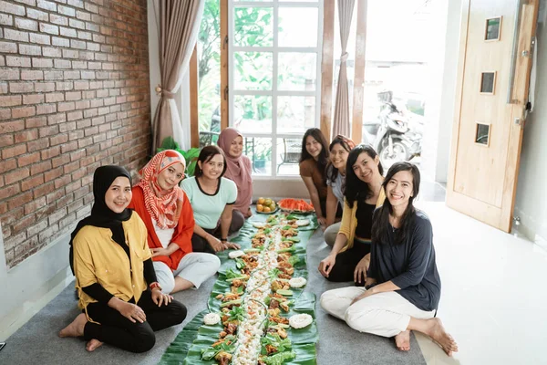 Orang jawa asia makan bersama di lantai — Stok Foto