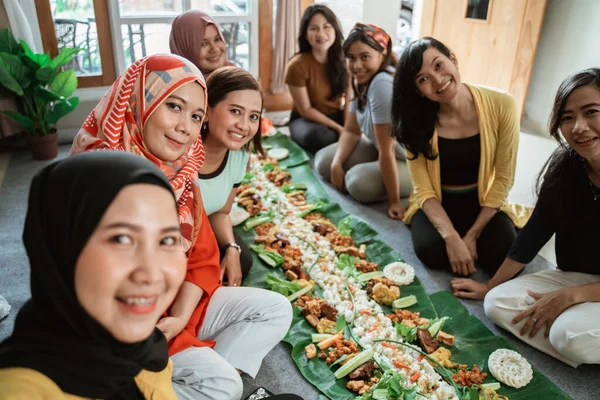 Teman wanita mengambil selfie bersama-sama sebelum makan siang mereka — Stok Foto