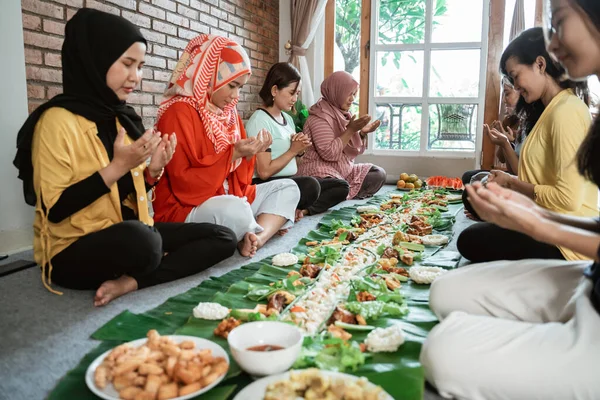 Wanita muslim berdoa sebelum makan siang mereka — Stok Foto