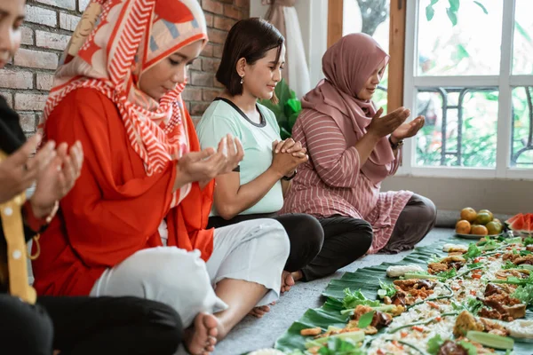 Beragam agama teman makan bersama di rumah — Stok Foto