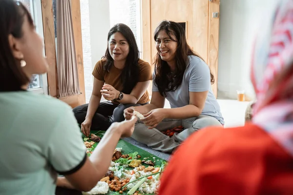 Ázsiai nő barátok együtt ebédelnek — Stock Fotó