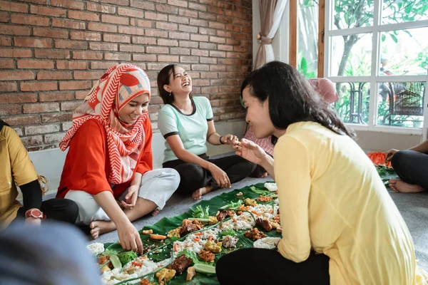 Asiático mujer social reunión en casa teniendo almuerzo — Foto de Stock