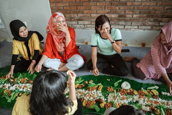 Teman tertawa sambil makan siang di rumah — Stok Foto