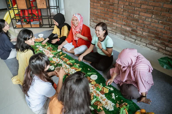 Kembulan javanese mangiare tradizione insieme — Foto Stock