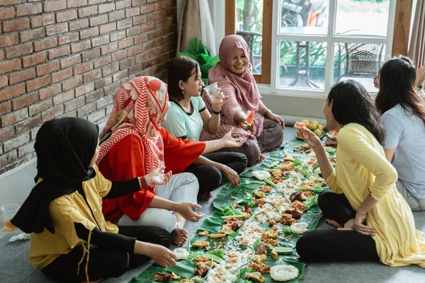 Kembulan javanês comendo tradição juntos — Fotografia de Stock