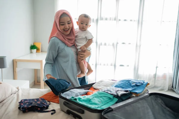 Ibu Muslim Asia membawa anak-anak mereka sambil mempersiapkan pakaian — Stok Foto