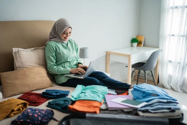 Hidschab-Frau überprüft Abflugpläne per Online-Antrag — Stockfoto