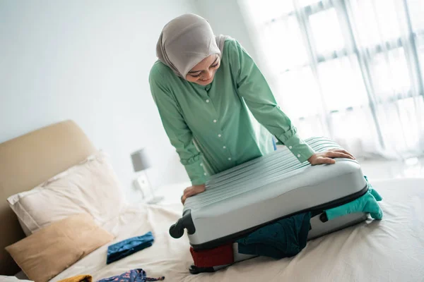 Mujer velada trató de cerrar su maleta completa — Foto de Stock